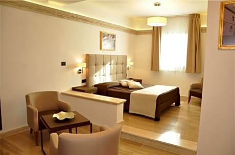 Deluxe Suite with Spa Bath