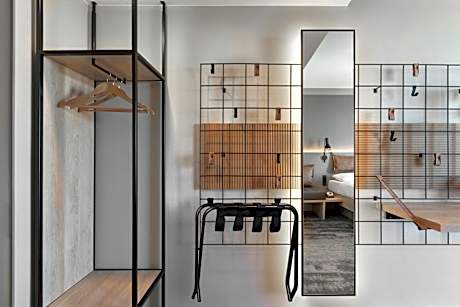 Queen Room with Courtyard View