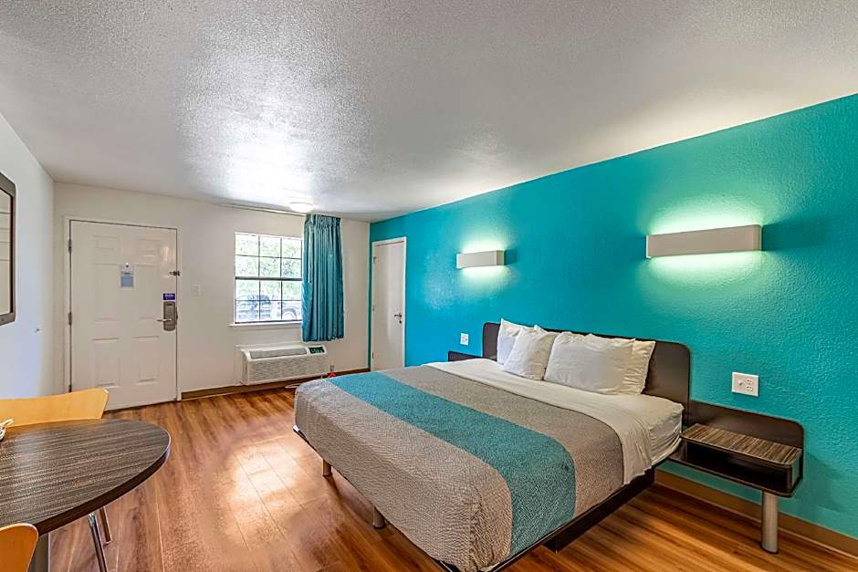 Photo 1 of 1 of 1 Queen Bed | Non-Smoking, Micfridge