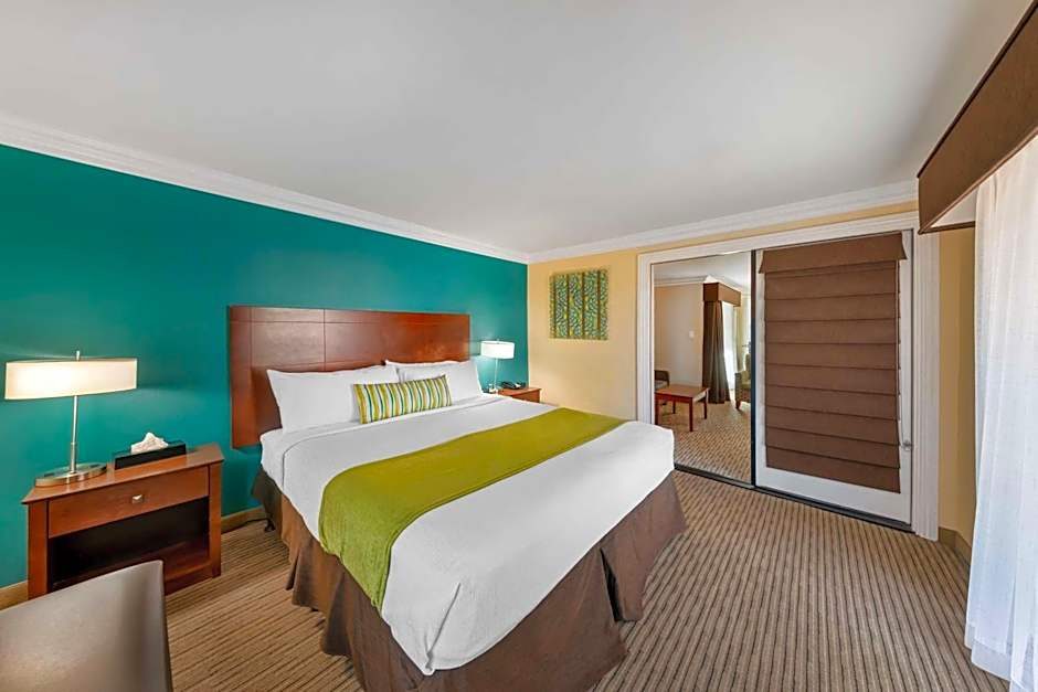 Best Western Harbour Inn & Suites Huntington - Sunset Beach