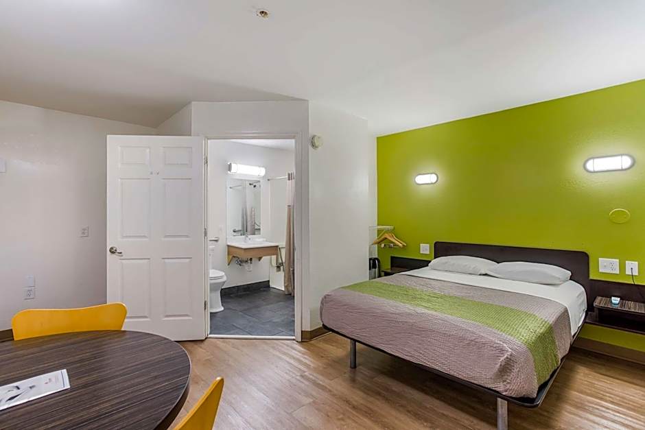 Motel 6-Jacksonville, FL - South