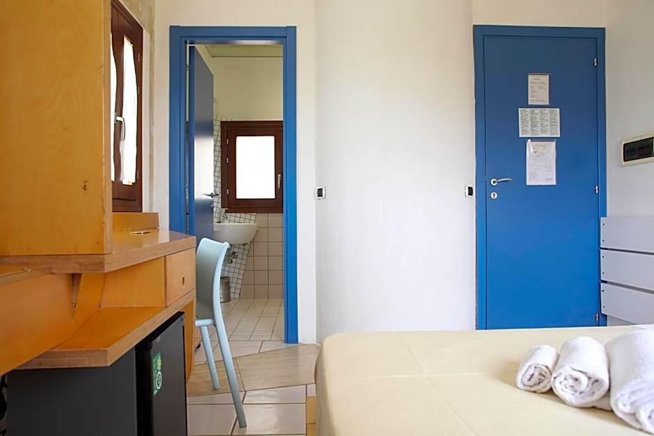 Photo 1 of 7 of Single Room