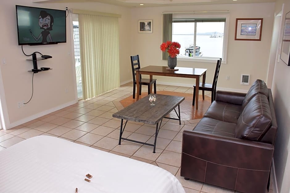 Longliner Lodge and Suites