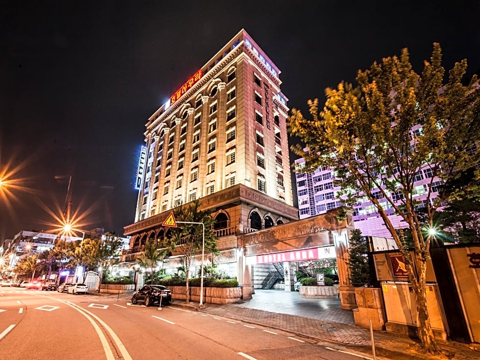 Aura Hotel