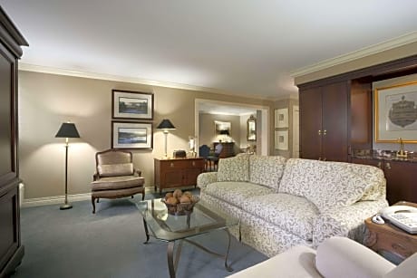 King Room with Roll-In Shower - Mobility Access/Non-Smoking
