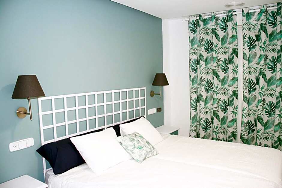 Hugo Beach Hotel & Apartments