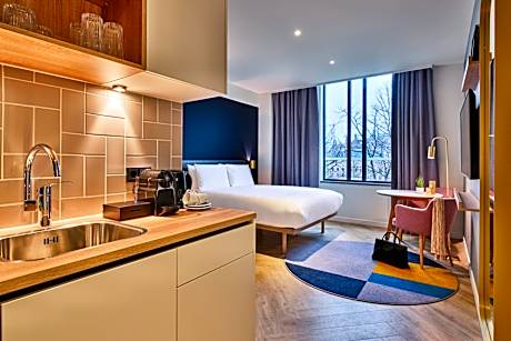 Studio Suite Queen Bed Parliament View