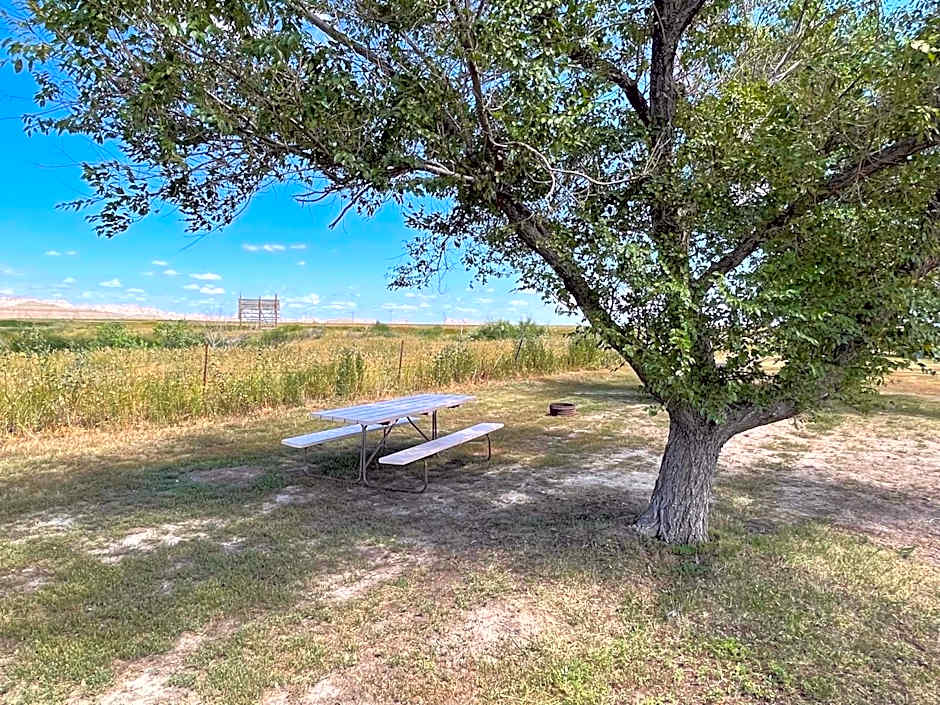 Badlands Hotel & Campground