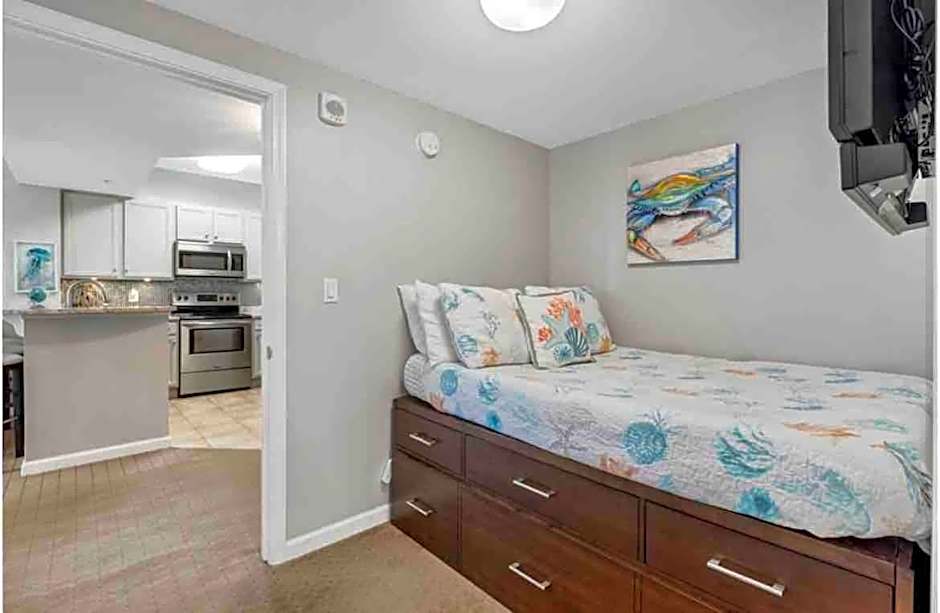 Pink Sunsets at the Palms of Destin Across from Beach, Heated Pool Shuttle & Dining