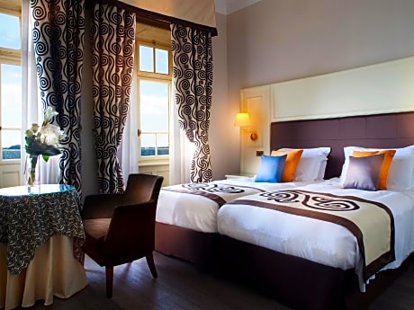 Superior double room with balcony and lake view