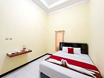 RedDoorz Near Makam Bung Karno Blitar