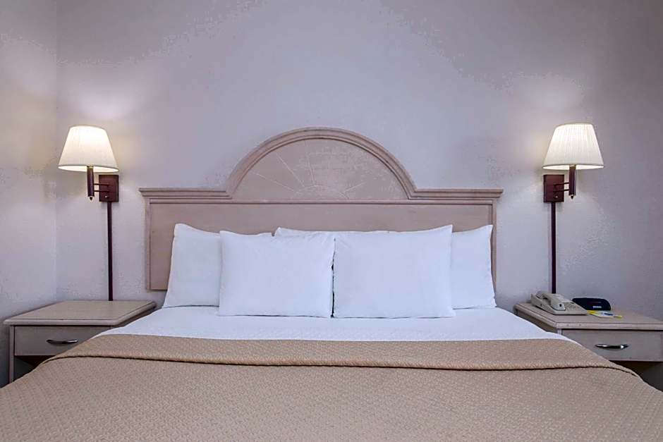 Days Inn & Suites by Wyndham Navarre - near Beaches/Hurlburt