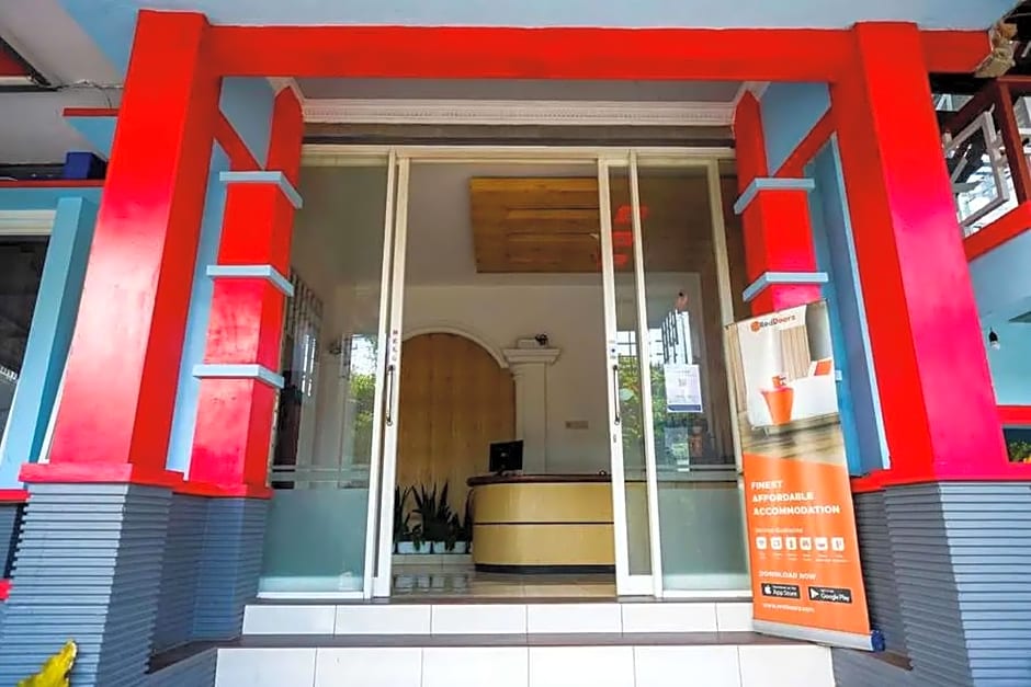 RedDoorz near Alun Alun Batu