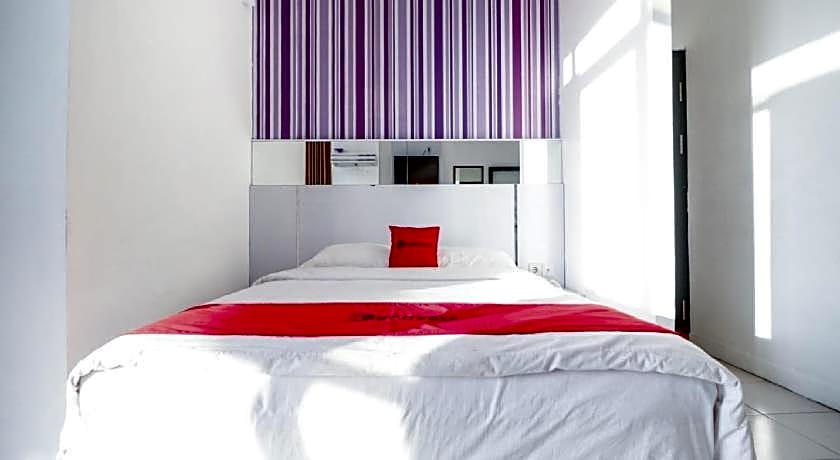 RedDoorz near Terminal Batu Ampar