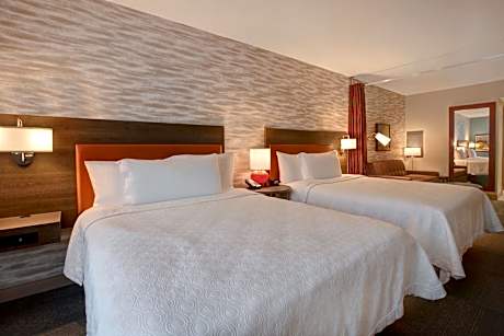 Studio Two Queen Beds