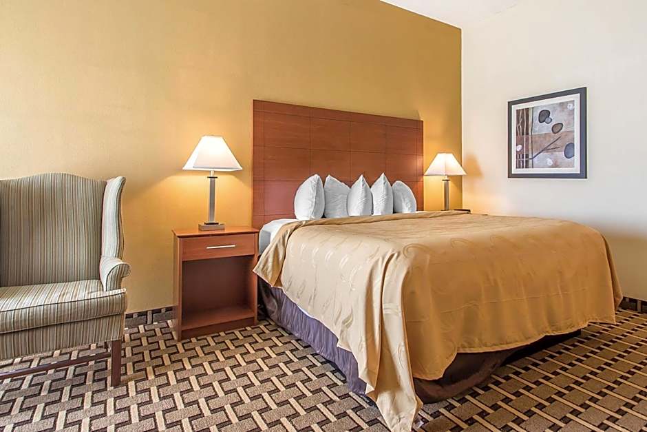 Quality Inn & Suites East Troy I-43