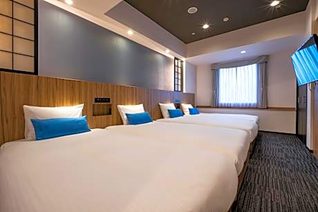 Western Style Suite with 4 Beds and Japanese Style Living Room