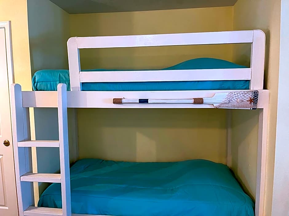 Charming SPI family condo - walking distance to the beach, Sleeps 6, Third Floor, 2026 Traveler Award