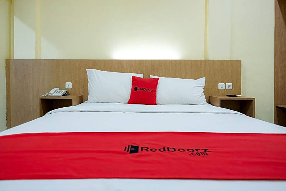 RedDoorz at Hotel Mayang Sari 1