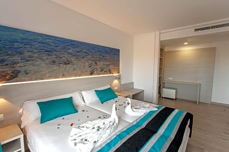 Premium Twin Room with Sea View and Balcony