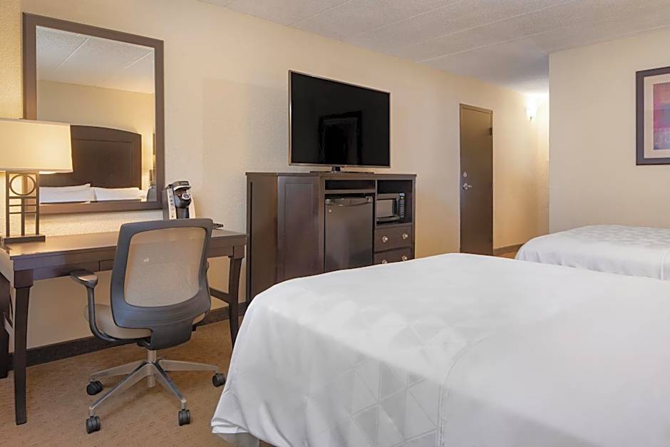 Holiday Inn and Suites Charleston West By IHG