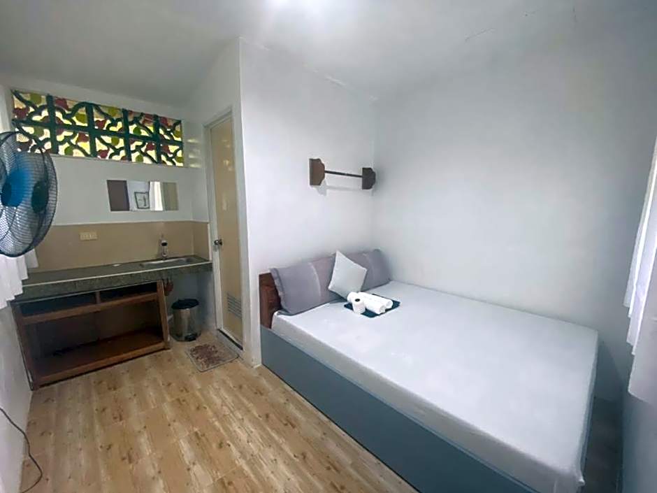 MiL's Hillside Tourist Inn