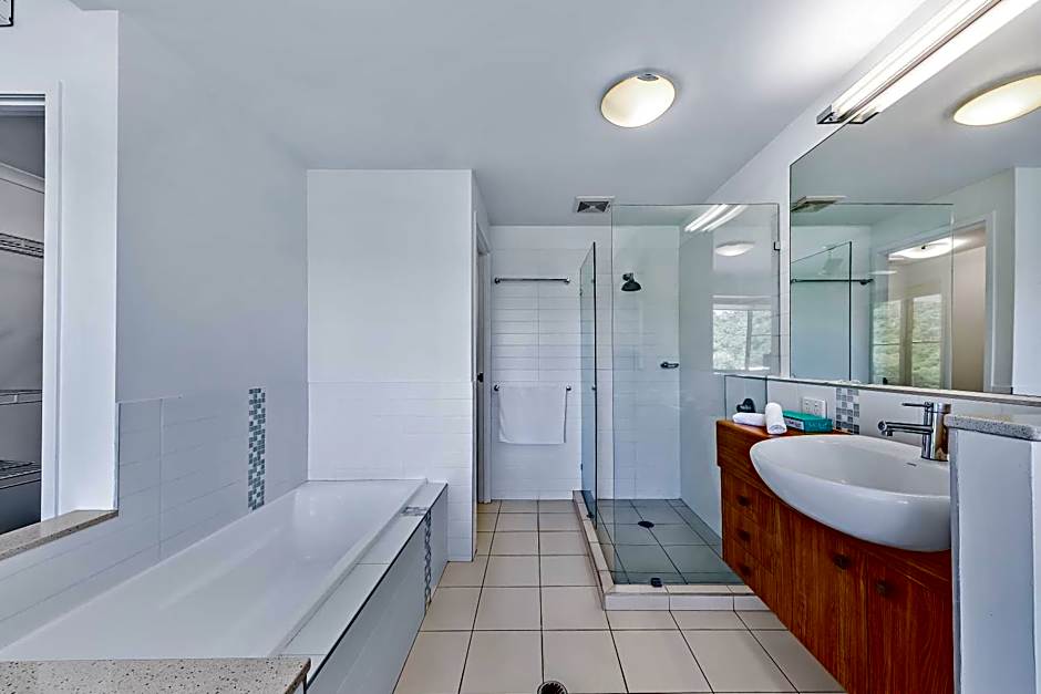Airlie Summit Apartments