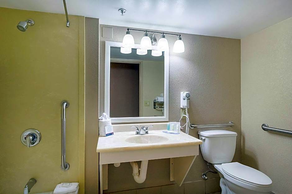 Clarion Hotel Beachwood-Cleveland