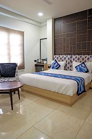 Deluxe Double Room (2 Adults + 1 Child)