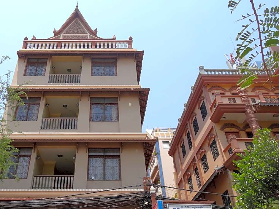 Golden Noura Villa-Pub & Restaurant