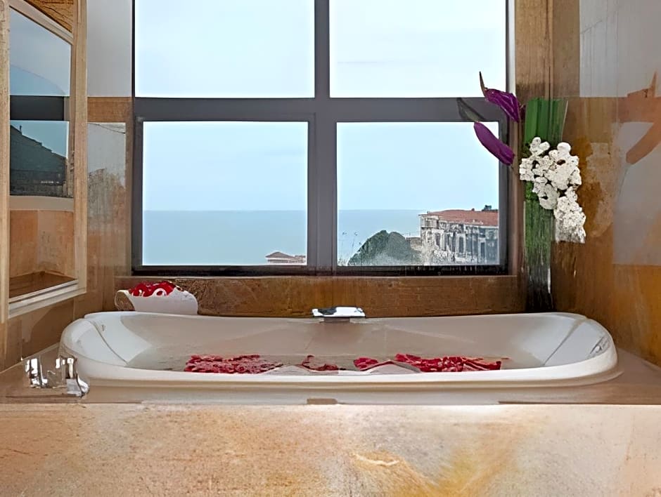 Days Hotel and Suites Yangjiang