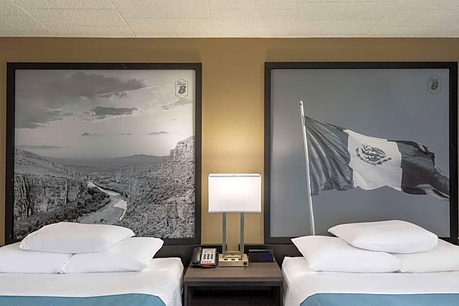 Super 8 by Wyndham Laredo