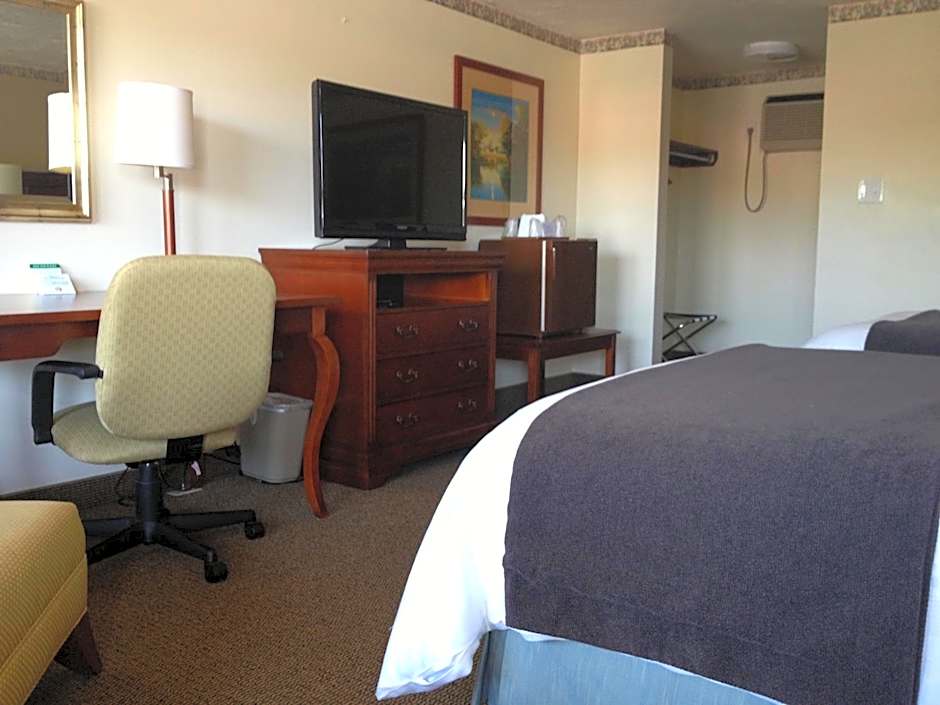 Holiday Hill Inn & Suites