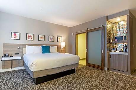 One-Bedroom King Suite