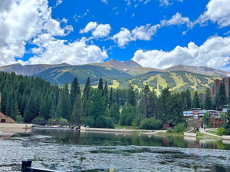 NEW! Marriott Slope View Ski & Summer Luxury Studio Sleeps 4 Full kitchen, Amenities & Paid Parking