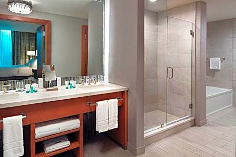 Patio, 1 Bedroom Deluxe Suite, 1 King, Pool access, Patio