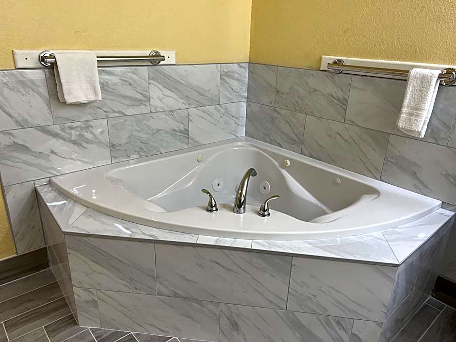 Days Inn by Wyndham Suites Fredericksburg