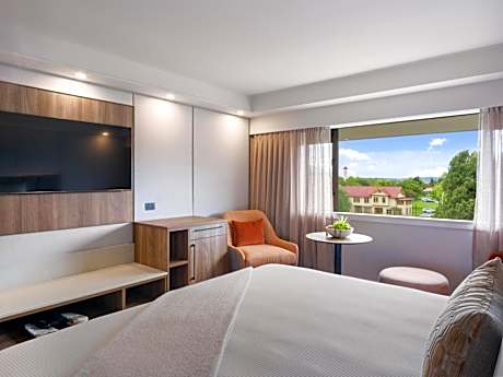 King Room with Club Lounge Access