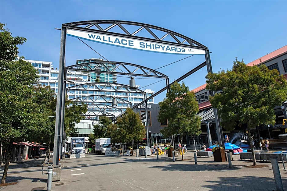 Coast Lonsdale Quay Hotel