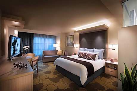 West Tower Deluxe King - Non-Smoking