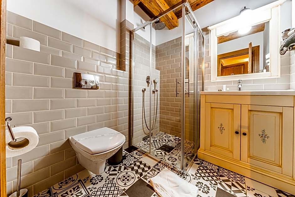 CASA CHITIC - HOTEL & RESTAURANT- Str Nicolae Balcescu 13