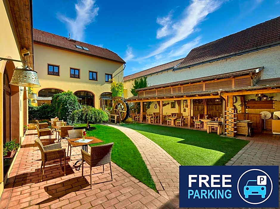 Hotel Selsky Dvur - Bohemian Village Courtyard