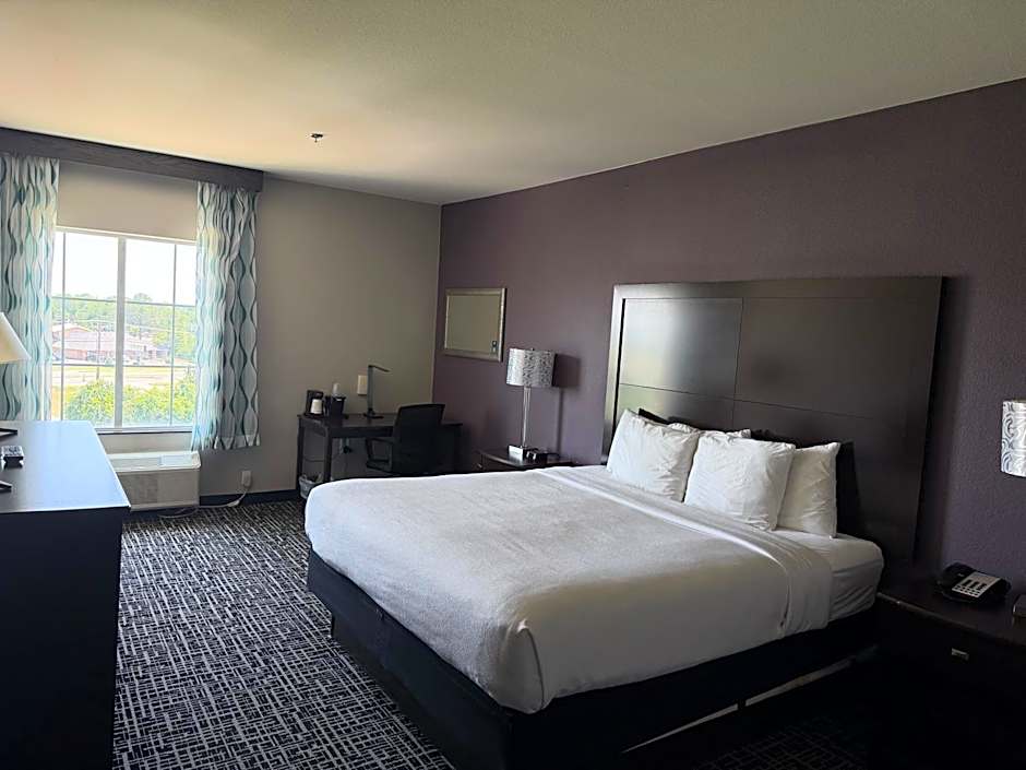 La Quinta Inn & Suites by Wyndham DFW Airport West - Euless