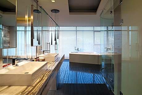 Sheraton Suite, Club lounge access, 1 Bedroom Presidential Suite, 1 King, River view, Terrace