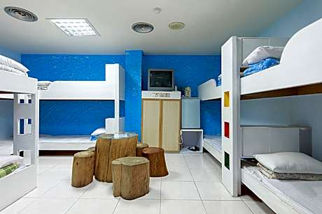 10-Bed Mixed Dormitory Room