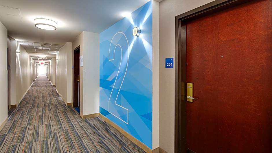 Holiday Inn Express & Suites Detroit - Farmington Hills By IHG