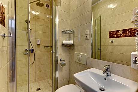 A room with own bathroom in the hall