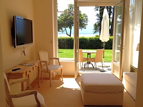 Junior Suite ground floor, lake side with a garden view