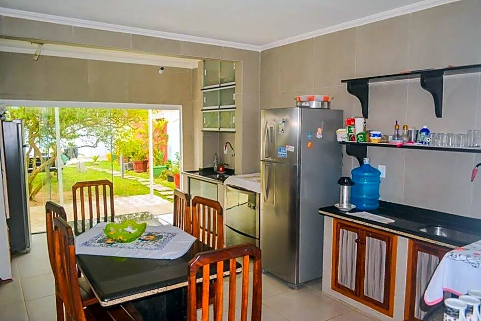 Casa com 4 suítes, cozinha, churrasqueira e praia
