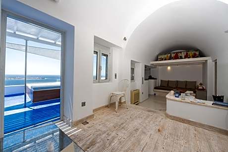 Honeymoon Villa with Outdoor Hot Tub and Caldera View